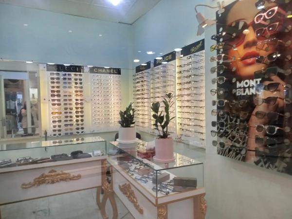 فروش دکور و طلق مغازه عینک سازی 