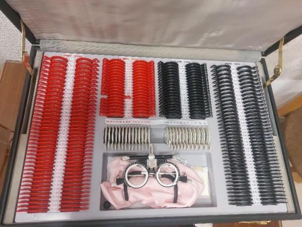 فروش جعبه لنز ۲۶۶ عددی و یک تریال فریم در حد بسیار نو و تمیز